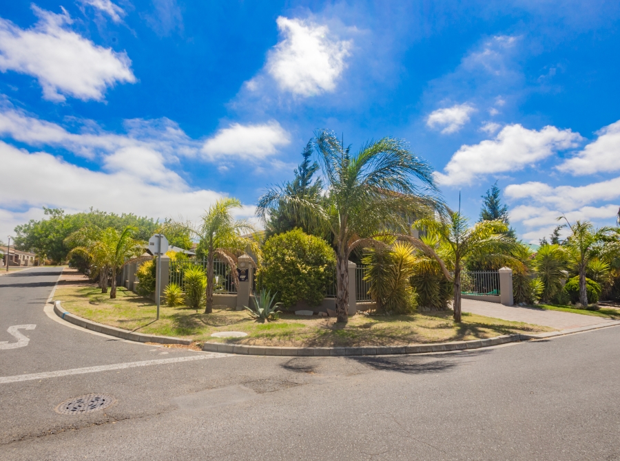 6 Bedroom Property for Sale in Uitzicht Western Cape